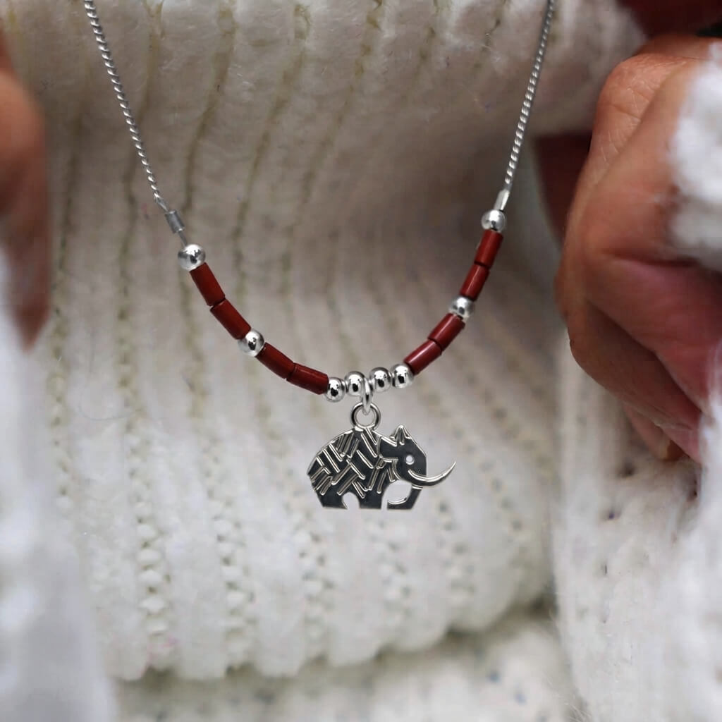 Collier horizon mammouth et jaspe rouge en laiton argenté — collection à personnaliser — porté 01, Les Naturalistes