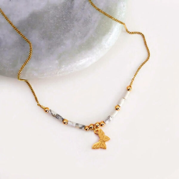 Collier horizon papillon et howlite en laiton argenté — collection Jungles et forêts — fond blanc 03, Les Naturalistes