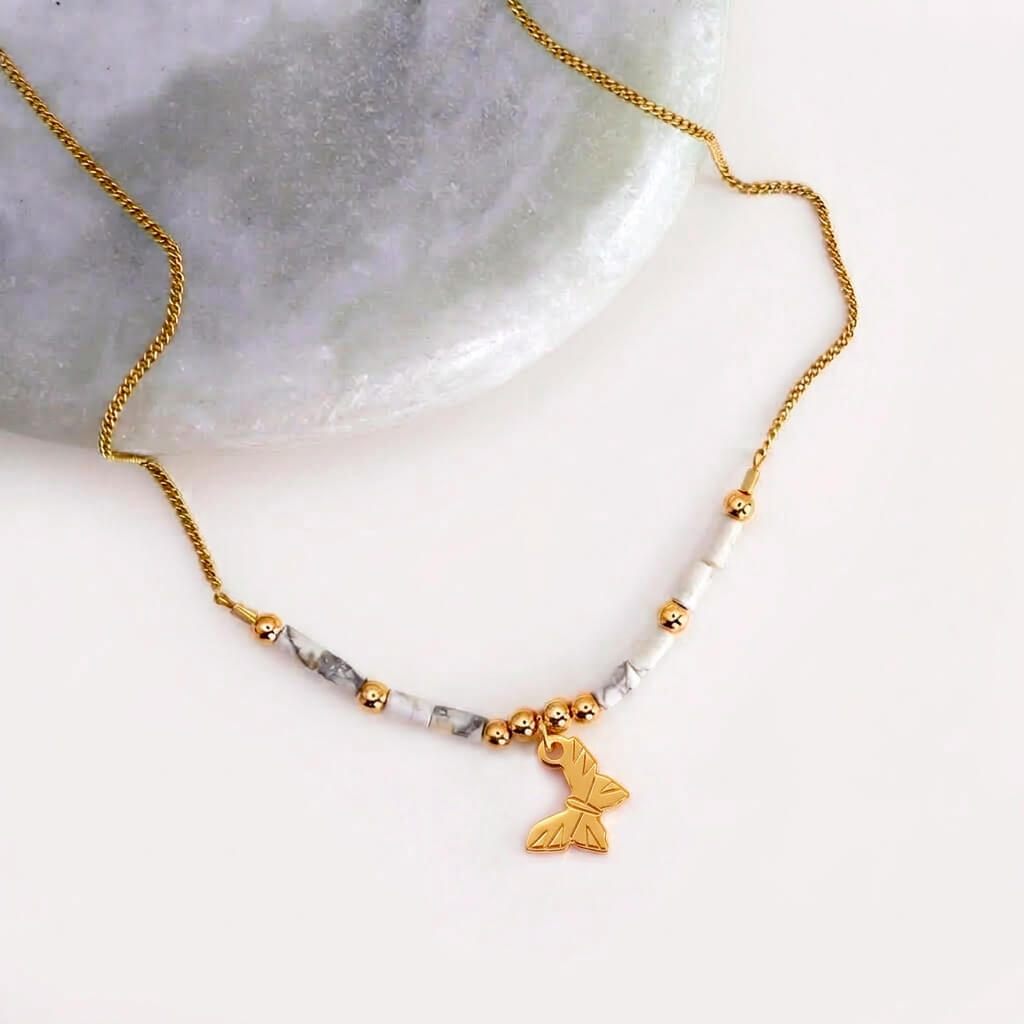 collier-pampille-horizon-papillon-howlite-laiton-dore-les-naturalistes-fb01 Collier horizon papillon et howlite en laiton argenté — collection Jungles et forêts — fond blanc 03, Les Naturalistes