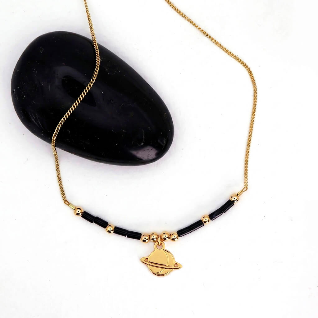 collier-pampille-horizon-saturne-onyx-laiton-dore-les-naturalistes-fb01 Collier horizon onyx et Saturne en laiton doré — collection à composer — fond blanc 01, Les Naturalistes