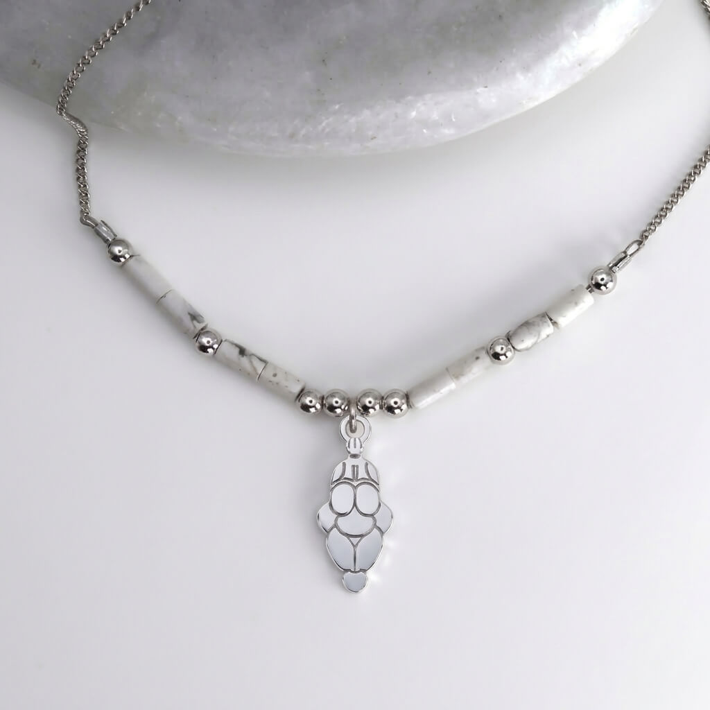 Collier horizon vénus préhistorique en laiton argenté — — fond blanc 03, Les Naturalistes