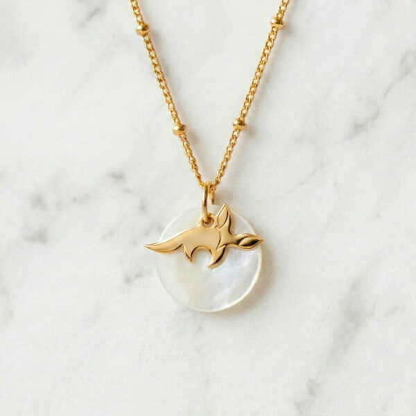 Collier nacre fennec en laiton doré — collection Jungles et forêt — fond blanc 01, Les Naturalistes