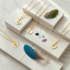 Colliers nacres — collection Jungles— mise en scène 01, Les Naturalistes