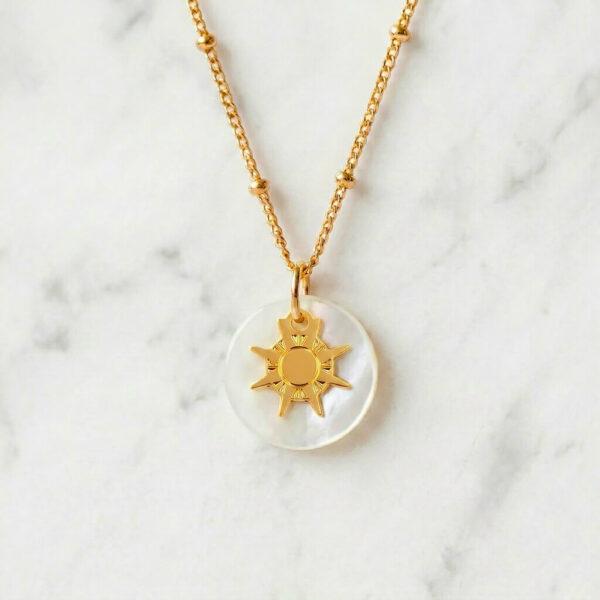 Collier nacre soleil en laiton doré — collection Cosmos — fond blanc 01, Les Naturalistes